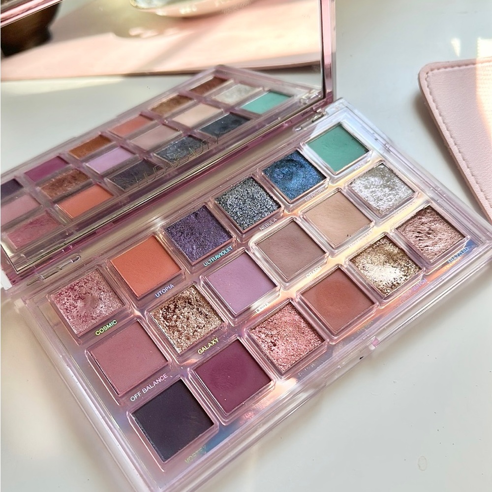HUDA beauty mercury retrograde eyeshadow palette